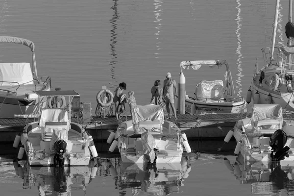 Italia Sicilia Middelhavet Marina Ragusa Ragusaprovinsen Juli 2023 Folk Motorbåter – stockfoto