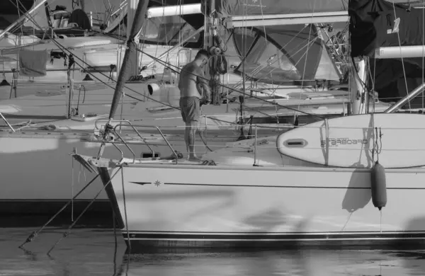 Italien Sicilien Medelhavet Marina Ragusa Ragusaprovinsen Juli 2023 Man Segelbåt — Stockfoto