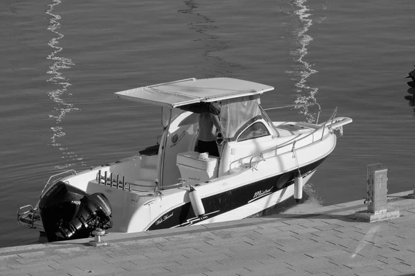 Italien Sicilien Medelhavet Marina Ragusa Ragusaprovinsen Juli 2023 Man Motorbåt — Stockfoto