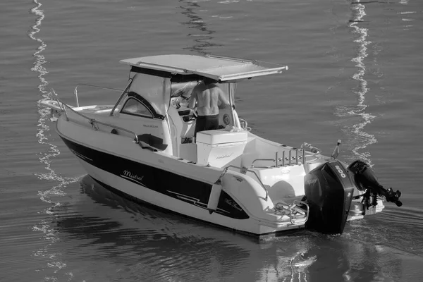 イタリア シチリア島 地中海 マリーナ ラグーザ ラグーザ州 7月2023 ポート内のモーターボートに乗って男 Editorial — ストック写真