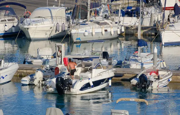 意大利 西西里 地中海 拉古萨海 拉古萨省 2023年7月6日 港口汽艇上的人 Editorial — 图库照片