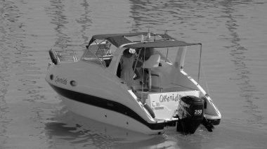 İtalya, Sicilya, Akdeniz, Marina di Ragusa (Ragusa Eyaleti); 7 Temmuz 2023, limanda lüks bir yatta insanlar - EDITORIAL