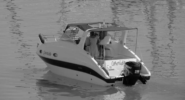 イタリア シチリア島 地中海 マリーナ ラグーザ ラグーザ州 7月2023 ポート内の豪華なヨットの人々 編集部 — ストック写真