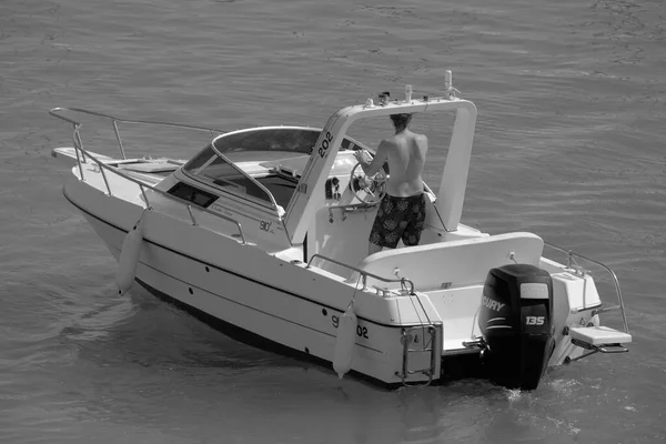 意大利 西西里 地中海 拉古萨海 拉古萨省 2023年7月7日 港口一艘豪华游艇上的人 Editorial — 图库照片