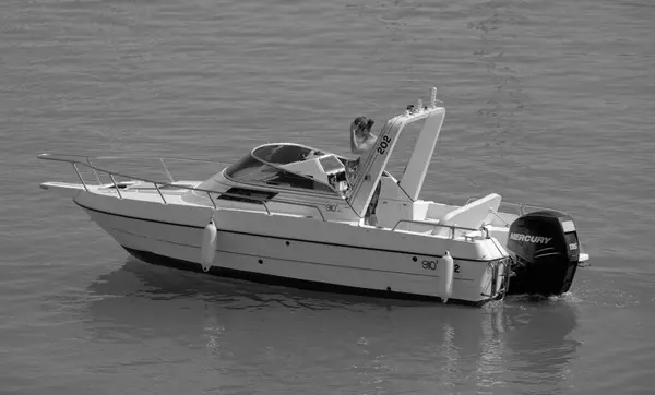 意大利 西西里 地中海 拉古萨海 拉古萨省 2023年7月7日 港口一艘豪华游艇上的人 Editorial — 图库照片
