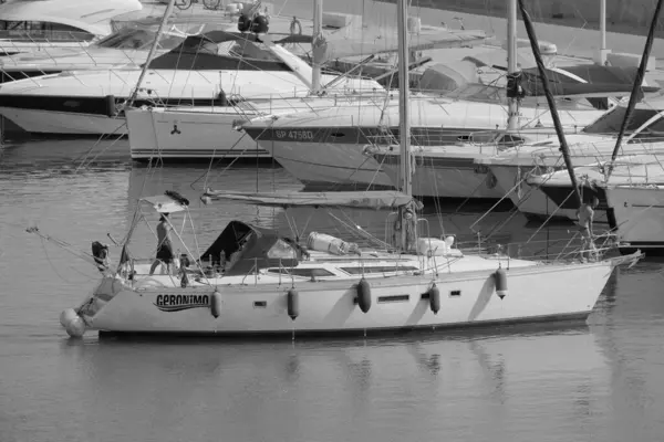 意大利 西西里 地中海 拉古萨海 拉古萨省 2023年7月7日 港口的一艘帆船和豪华游艇上的人员 Editorial — 图库照片