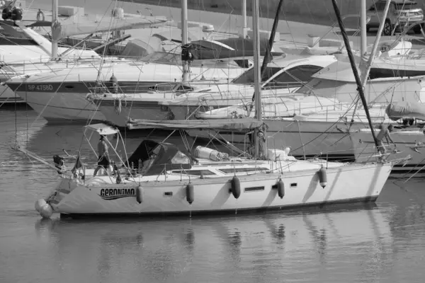 意大利 西西里 地中海 拉古萨海 拉古萨省 2023年7月7日 港口的一艘帆船和豪华游艇上的人员 Editorial — 图库照片