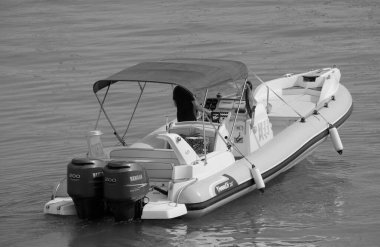 İtalya, Sicilya, Akdeniz, Marina di Ragusa (Ragusa ili); 8 Temmuz 2023, limanda büyük bir kauçuk teknede çift - EDITORIAL