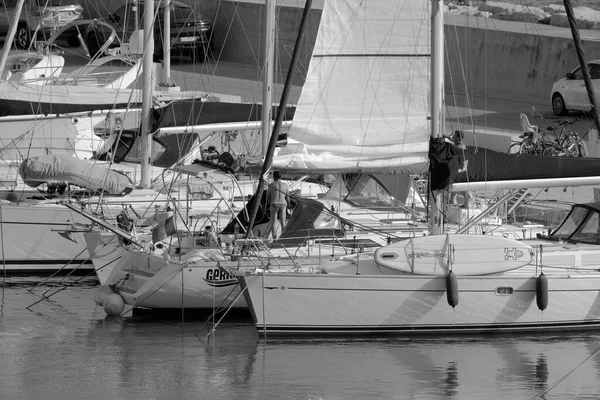 イタリア シチリア島 地中海 マリーナ ラグーザ ラグーザ州 7月2023 セーリングボートの男性と港の豪華ヨット Editorial — ストック写真