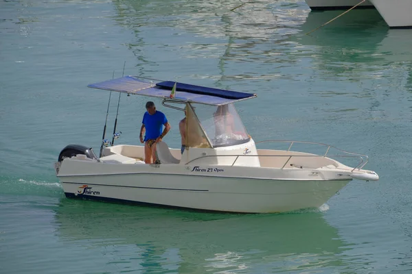 イタリア シチリア島 地中海 マリーナ ラグーザ ラグーザ州 7月2023 港のモーターボート上のスポーツ漁師 編集部 — ストック写真