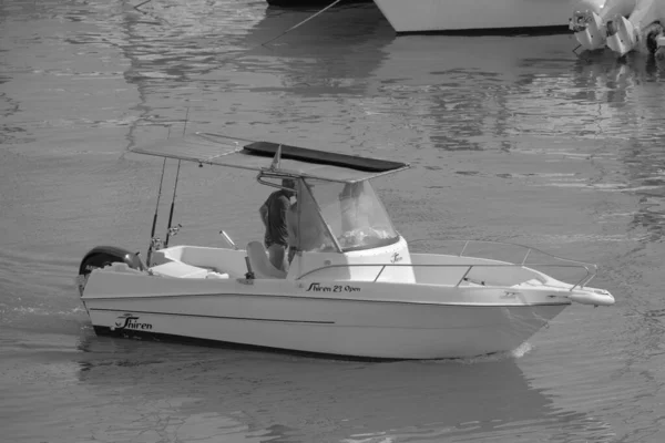 イタリア シチリア島 地中海 マリーナ ラグーザ ラグーザ州 7月2023 港のモーターボート上のスポーツ漁師 編集部 — ストック写真