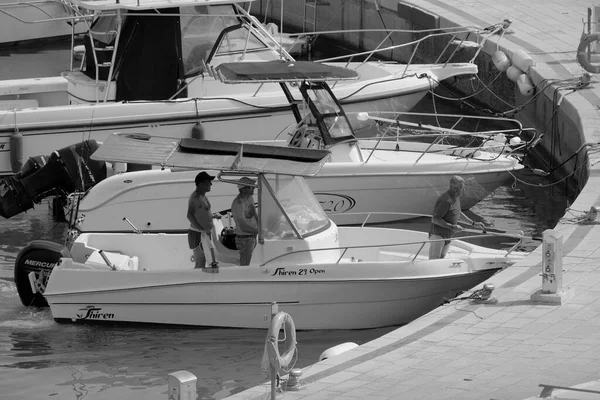意大利 西西里 地中海 拉古萨海 拉古萨省 2023年7月8日 港口汽艇上的体育渔民 Editorial — 图库照片