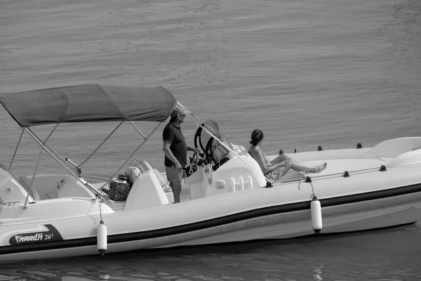 イタリア シチリア島 地中海 マリーナ ラグーザ ラグーザ州 7月2023 ポート内の大きなゴムボートのカップル 編集部 — ストック写真