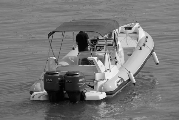 イタリア シチリア島 地中海 マリーナ ラグーザ ラグーザ州 7月2023 ポート内の大きなゴムボートのカップル 編集部 — ストック写真