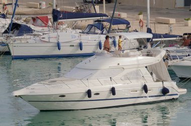 İtalya, Sicilya, Akdeniz, Marina di Ragusa (Ragusa Eyaleti); 8 Temmuz 2023, limanda lüks bir yatta adam - EDITORIAL