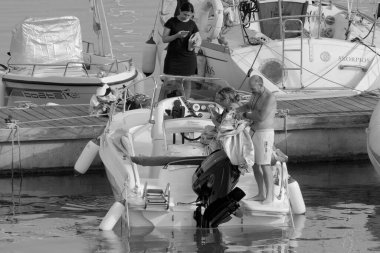 İtalya, Sicilya, Akdeniz, Marina di Ragusa (Ragusa Eyaleti); 8 Temmuz 2023, limandaki bir motorlu tekne - EDITORIAL