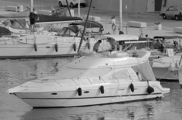 イタリア シチリア島 地中海 マリーナ ラグーザ ラグーザ州 7月2023 ポート内の豪華なヨットの男 Editorial — ストック写真