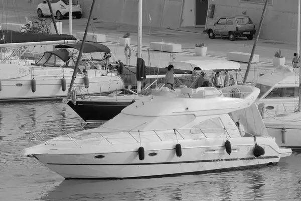 Italien Sicilien Medelhavet Marina Ragusa Ragusaprovinsen Juli 2023 Man Lyxyacht — Stockfoto