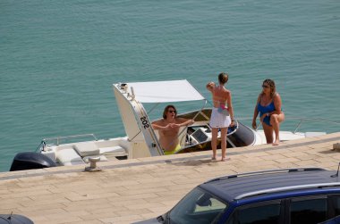 İtalya, Sicilya, Akdeniz, Marina di Ragusa (Ragusa Eyaleti); 9 Temmuz 2023, limandaki bir motorlu tekne - EDITORIAL