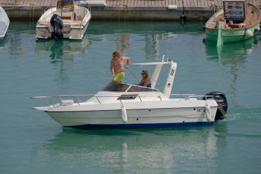 İtalya, Sicilya, Akdeniz, Marina di Ragusa (Ragusa Eyaleti); 9 Temmuz 2023, limanda bir motorlu tekne - EDITORIAL