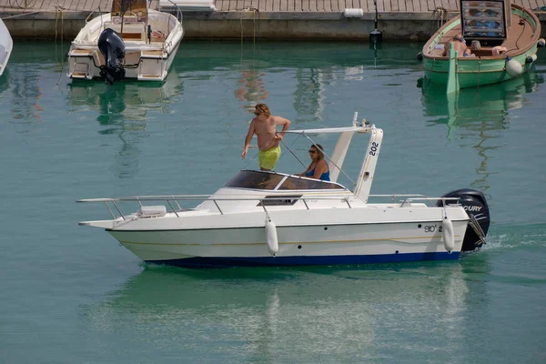 イタリア シチリア島 地中海 マリーナ ラグーザ ラグーザ州 7月2023 ポート内のモーターボート上のカップル 編集部 — ストック写真
