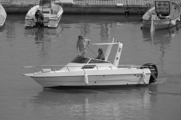 イタリア シチリア島 地中海 マリーナ ラグーザ ラグーザ州 7月2023 ポート内のモーターボート上のカップル 編集部 — ストック写真