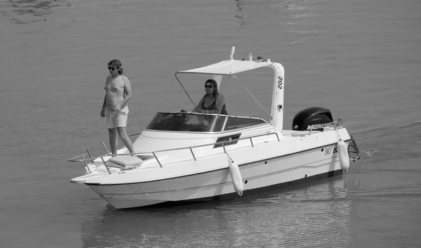 Italia Sicilia Middelhavet Marina Ragusa Ragusaprovinsen Juli 2023 Par Motorbåt – stockfoto