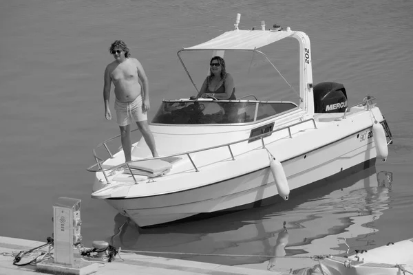 意大利 西西里 地中海 拉古萨海 拉古萨省 2023年7月9日 在港口的一艘汽艇上结婚 Editorial — 图库照片