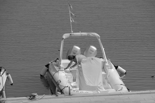 Italia Sicilia Middelhavet Marina Ragusa Ragusaprovinsen Juli 2023 Mann Gummibåt – stockfoto