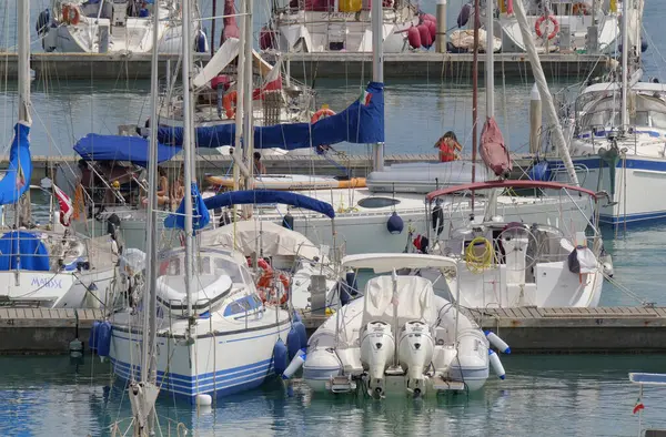 Italien Sicilien Medelhavet Marina Ragusa Ragusaprovinsen Juli 2023 Personer Segelbåt — Stockfoto
