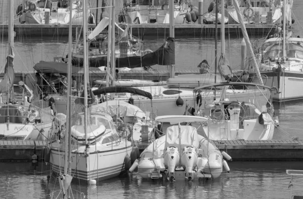 Italien Sicilien Medelhavet Marina Ragusa Ragusaprovinsen Juli 2023 Personer Segelbåt — Stockfoto