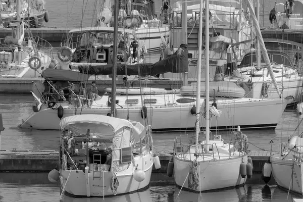 イタリア シチリア島 地中海 マリーナ ラグーザ ラグーザ州 7月2023 ポート内のセーリングボートの人々 編集部 — ストック写真
