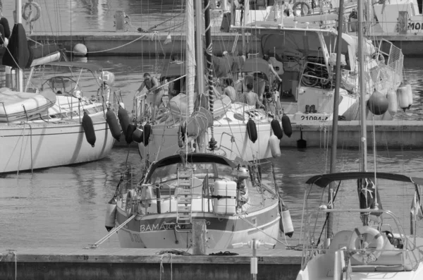 意大利 西西里 地中海 拉古萨海 拉古萨省 2023年7月9日 港口一艘帆船上的乘客 Editorial — 图库照片