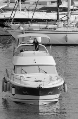 İtalya, Sicilya, Akdeniz, Marina di Ragusa (Ragusa Eyaleti); 9 Temmuz 2023, limanda lüks bir yatta insanlar - EDITORIAL