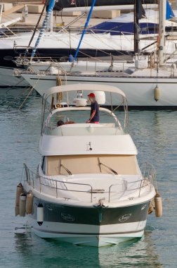 İtalya, Sicilya, Akdeniz, Marina di Ragusa (Ragusa Eyaleti); 9 Temmuz 2023, limanda lüks bir yatta insanlar - EDITORIAL