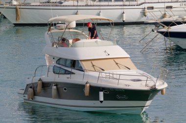 İtalya, Sicilya, Akdeniz, Marina di Ragusa (Ragusa Eyaleti); 9 Temmuz 2023, limanda lüks bir yatta insanlar - EDITORIAL