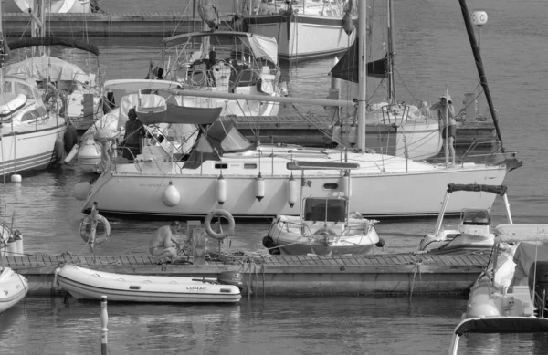 Italien Sicilien Medelhavet Marina Ragusa Ragusaprovinsen Juli 2023 Män Segelbåt — Stockfoto