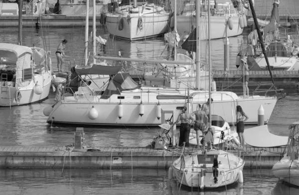 이탈리아 시칠리아해 지중해 마리나 디라구 라구사 2023 선박을 남자들 Editorial — 스톡 사진