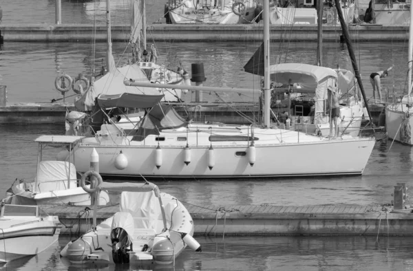 Italien Sicilien Medelhavet Marina Ragusa Ragusaprovinsen Juli 2023 Män Segelbåt — Stockfoto