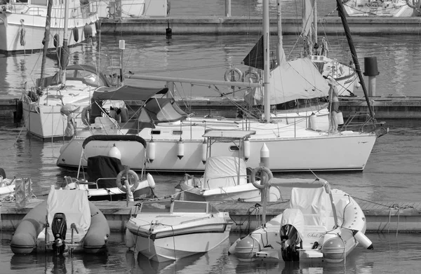 意大利 西西里 地中海 拉古萨海 拉古萨省 2023年7月9日 港口的一艘帆船和豪华游艇上的船员 Editorial — 图库照片