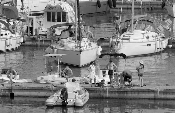 イタリア シチリア島 地中海 マリーナ ラグーザ ラグーザ州 7月2023 セーリングボートの男性と港の豪華ヨット Editorial — ストック写真