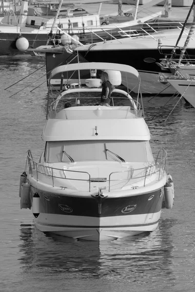 イタリア シチリア島 地中海 マリーナ ラグーザ ラグーザ州 7月2023 ポート内の豪華なヨットの人々 編集部 — ストック写真