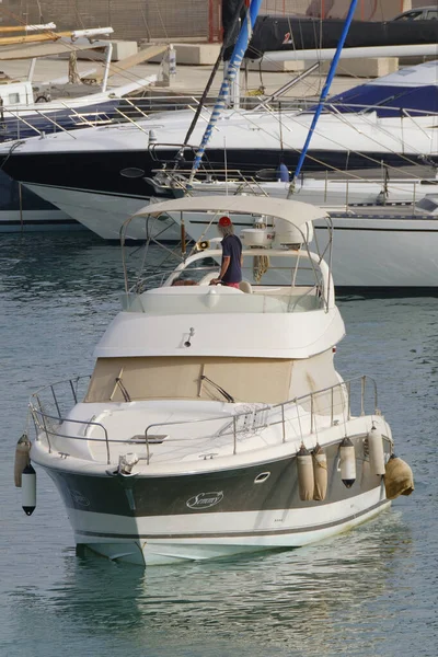 Italien Sicilien Medelhavet Marina Ragusa Ragusaprovinsen Juli 2023 Människor Lyxyacht — Stockfoto