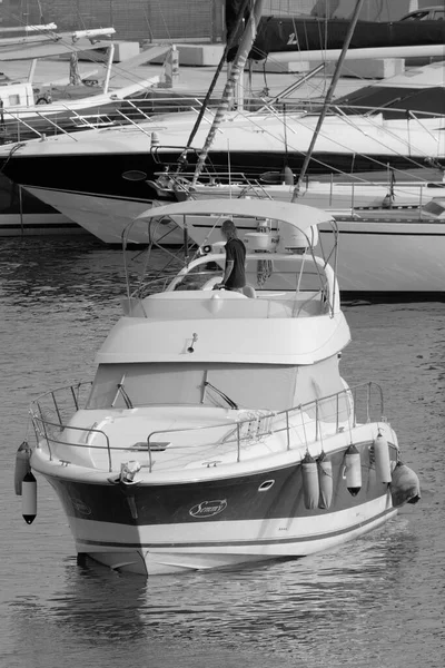 意大利 西西里 地中海 拉古萨海 拉古萨省 2023年7月9日 港口一艘豪华游艇上的乘客 Editorial — 图库照片