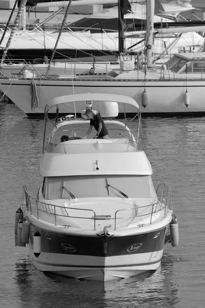 意大利 西西里 地中海 拉古萨海 拉古萨省 2023年7月9日 港口一艘豪华游艇上的乘客 Editorial — 图库照片