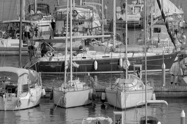 イタリア シチリア島 地中海 マリーナ ラグーザ ラグーザ州 7月2023 ポート内のセーリングボートの人々 編集部 — ストック写真