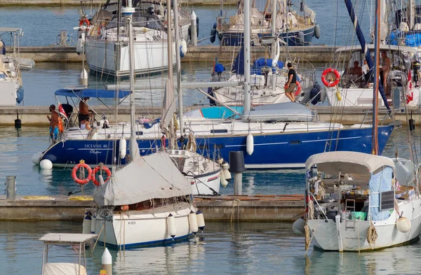 Italia Sicilia Middelhavet Marina Ragusa Ragusaprovinsen Juli 2023 Folk Seilbåt – stockfoto