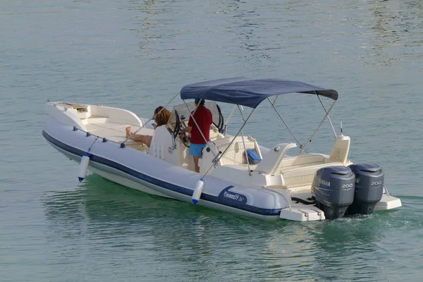 イタリア シチリア島 地中海 マリーナ ラグーザ ラグーザ州 7月2023 港内の大きなゴムボートのカップル Editional — ストック写真