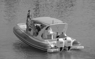 İtalya, Sicilya, Akdeniz, Marina di Ragusa (Ragusa Eyaleti); 9 Temmuz 2023, limandaki kauçuk bir teknede insanlar - EDITORIAL