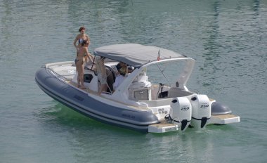 İtalya, Sicilya, Akdeniz, Marina di Ragusa (Ragusa Eyaleti); 9 Temmuz 2023, limandaki kauçuk bir teknede insanlar - EDITORIAL